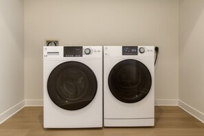 Interior - Modern,a+location,workerfriendly,pool,gym,kingbed (Sherman)