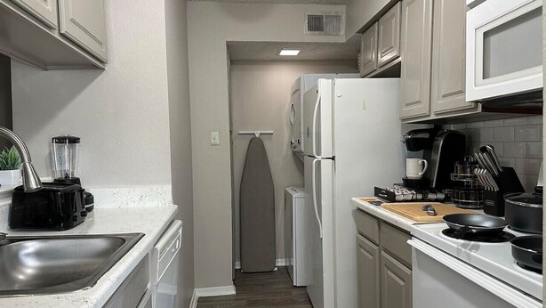 A compact kitchen with a sink, stove, microwave, and refrigerator. - Modern&beautiful,pool,a+ Location,longstaydiscount (Sherman)