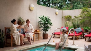 Un espace aménagé au bord de la piscine, avec des chaises longues et une piscine.