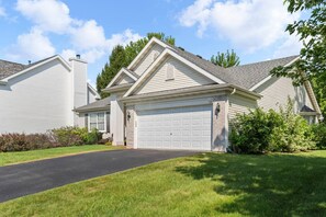 House (3 Bedrooms) | Interior - Modern Comfort Loves Park Stylish 3BR Getaway (Loves Park)