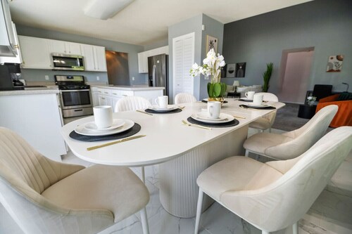 Modern Comfort Loves Park Stylish 3BR Getaway