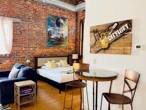 Interior - Kenny (Nashville)