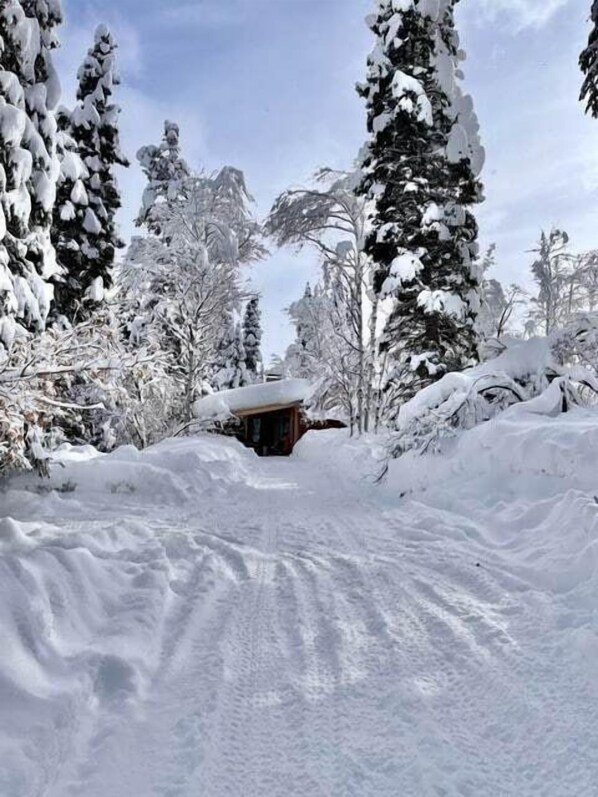 A snow-covered landscape with a wooden cabin in the distance. - Cozy Cabin Retreat in Midway (Midway)