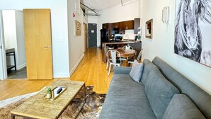 Un appartement moderne comprenant un salon, un coin repas et une cuisine.
