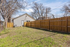 House (1 Bedroom) | Interior - Charming 1-bedroom Retreat in Fort Worth (Fort Worth)