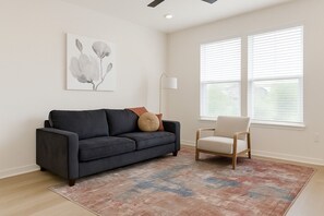 Apartment (1 Bedroom) | Interior - A+location,workerfriendly,kingbed,pool,gym,modern (Sherman)