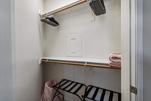 Interior - Cozy Marina Hideaway Gym, Pool & Spa Central (Marina del Rey)