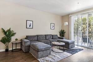 Interior - Cozy Marina Hideaway Gym, Pool & Spa Central (Marina del Rey)