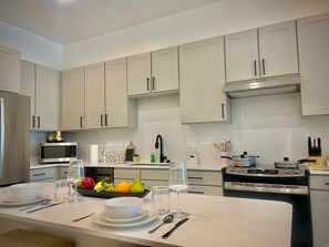 Interior - Modern&cozy, Washer/dryer, Pool,gym,workerfriendly (Sherman)