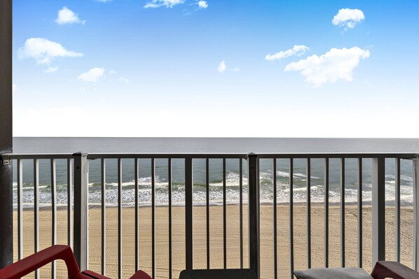 Un balcón con vista a la playa y al océano.