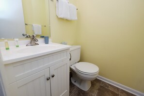 Ein Badezimmer mit Waschbecken, Spiegel und Toilette.