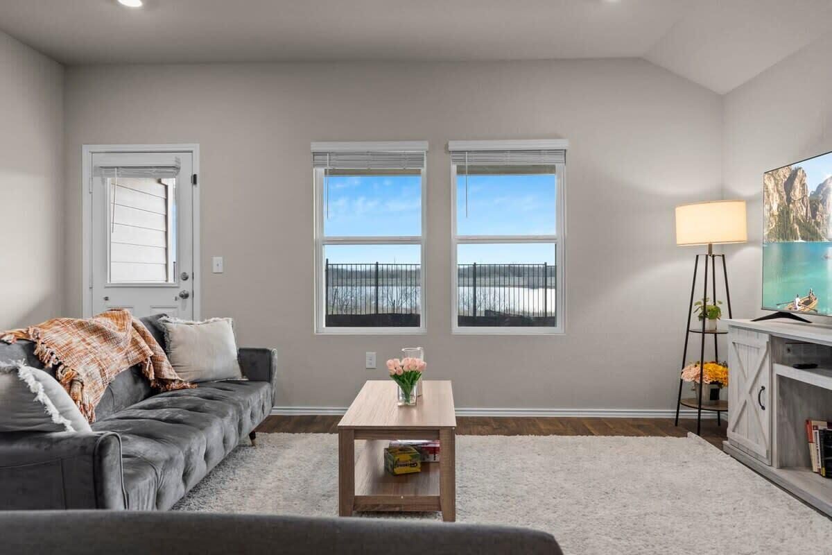 House (4 Bedrooms) | Front of property