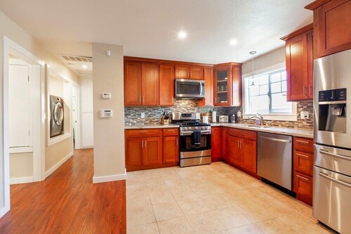 Marbella Lane-spacious 5BR Ideal for Biz & Families in SJ