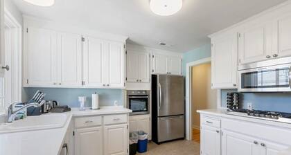 Marbella Lane - Modern and Sleek Home in Redwood