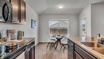 House (3 Bedrooms) | Interior