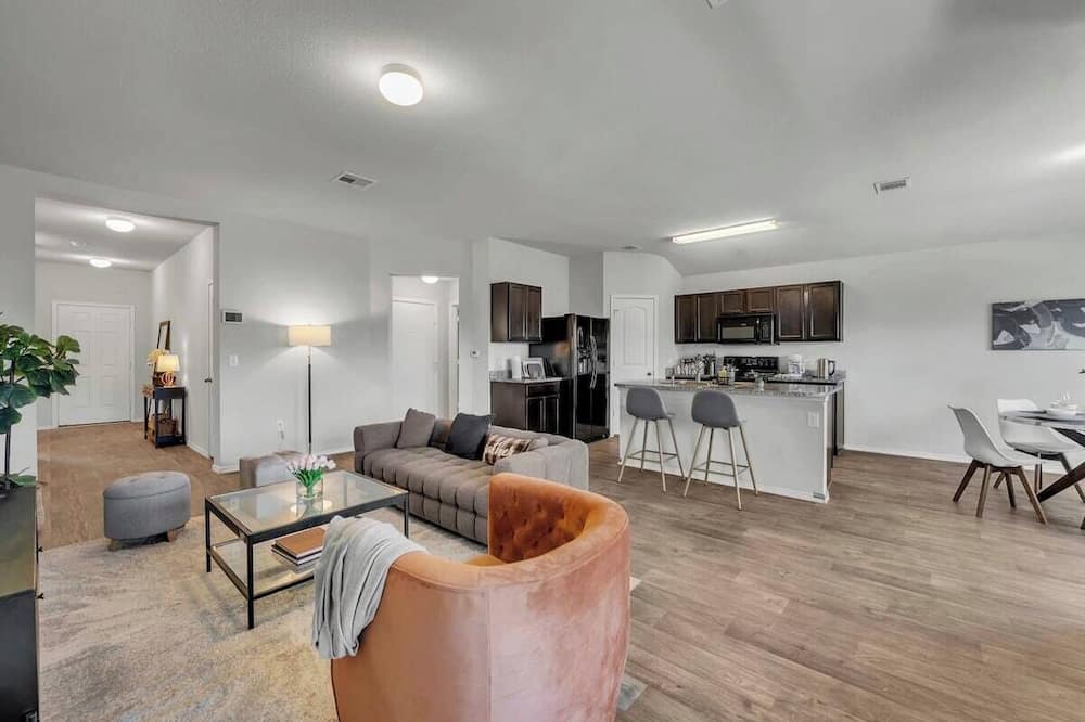 Marbella Lane - Polished 3BR Home in Austin TX - Hornsby Bend, TX