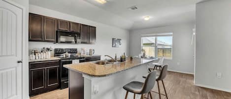House (3 Bedrooms) | Interior