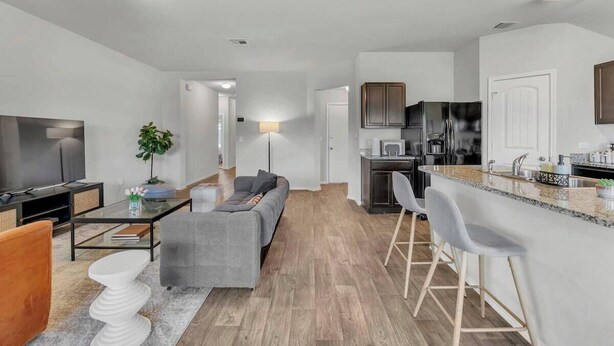 Un apartamento moderno con sala de estar, cocina y comedor.