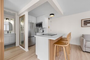 Interior - Newly Innovated Oceanview Beach Condo Sauna Pool (Honolulu)