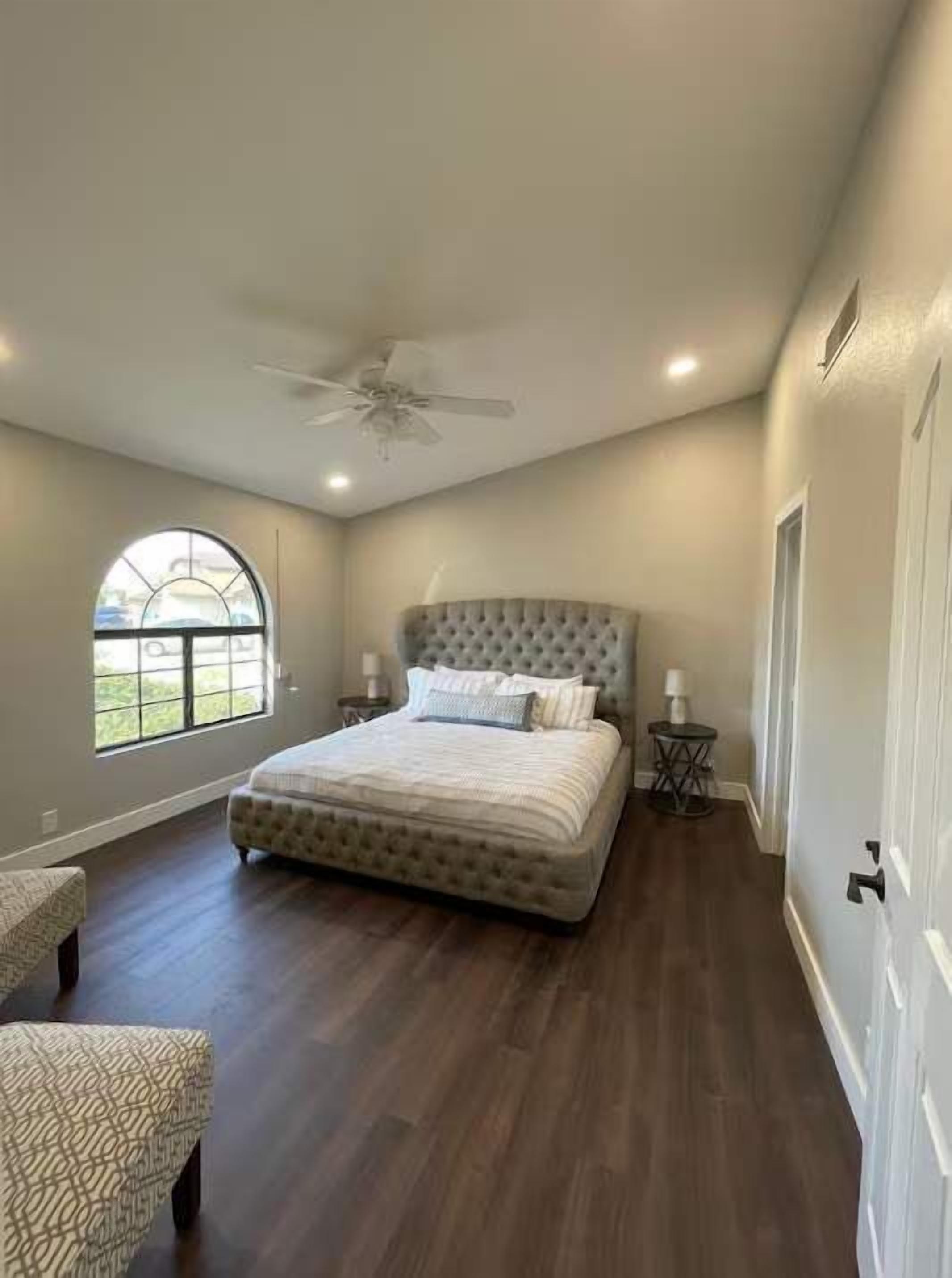 Schreibtisch, Bügeleisen/Bügelbrett, Reisekinderbett, WLAN