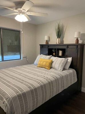 Skrivbord, strykjärn/strykbräda, resesäng och wi-fi