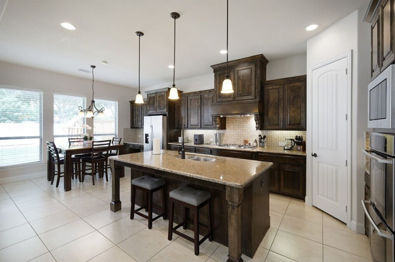 House (5 Bedrooms) | Interior