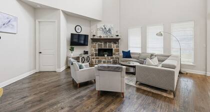 5B Luxe Frisco Retreat With Private Cinema & Yard