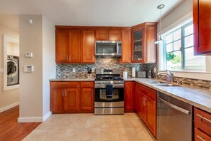 Interior - Marbella Lane - 3BR Upprlvl Dtwn SJ Ldry (San Jose)