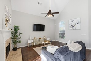 Interior - Luxe 3B 5B Cozy, Spacious Home, 5-star Stay in Frisco (Frisco)