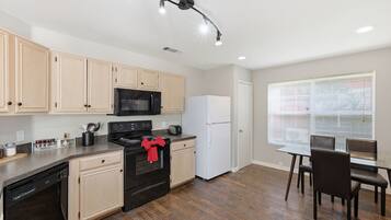 House (3 Bedrooms) | Interior