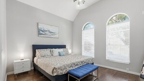 A bedroom with a bed, bedside tables, a bench, and two windows with blinds. - Luxe 3B 5B Cozy, Spacious Home, 5-star Stay in Frisco (Frisco)