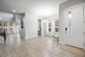 House (4 Bedrooms) | Interior - Modern and lux 4B House With Office, 20 min to DT (Manor)