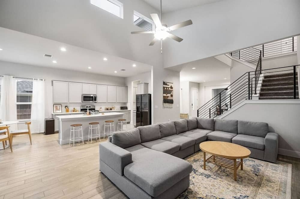 Modern and lux 4B House With Office, 20 min to DT