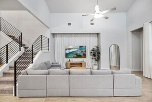 Interior - Modern and lux 4B House With Office, 20 min to DT (Manor)