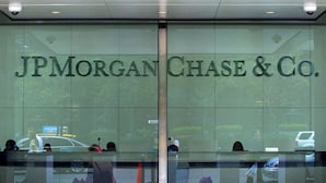 La entrada de JPMorgan Chase & Co. con fachada de vidrio y una columna central.