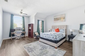 4 室のベッドルーム、ノートパソコン用作業スペース、アイロン / アイロン台、ベッドシーツ