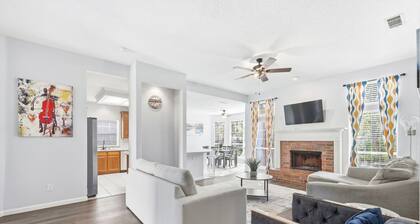 Bright & Cozy 4BR Home w Movie Room & Backyard