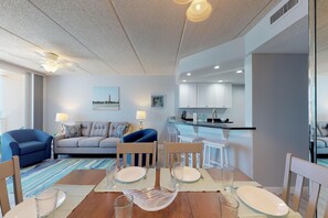 Ein modernes Hotelzimmer mit Essbereich, einer Küche und einem Wohnzimmer.