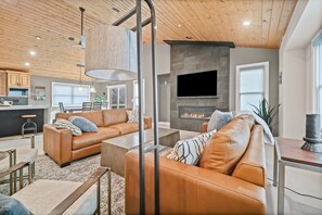 TV, fireplace - Spacious Park City Retreat With a Private Hot Tub (Park City)