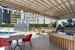 Outdoor dining - Brisbane City Retreat with Private Balcony (Brisbane City)