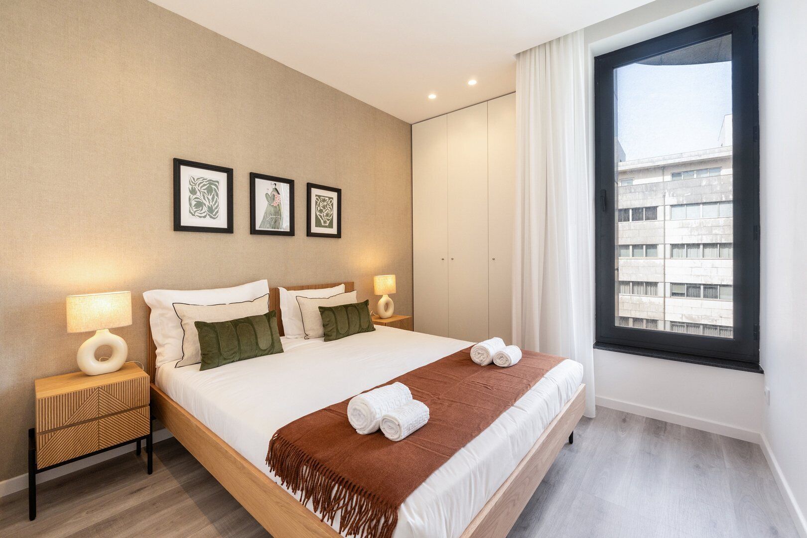 2 bedrooms, iron/ironing board, internet, bed sheets