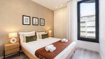 2 bedrooms, iron/ironing board, internet, bed sheets