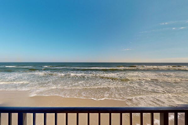 A beach with waves and a clear sky. - Hawaiian Inn 322 (Daytona Beach Shores)