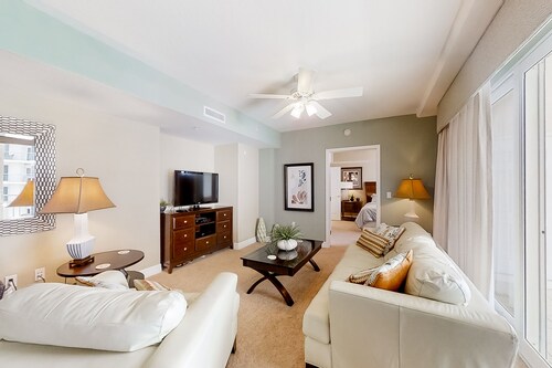 Opus Condos 702 - The Golden Leaf