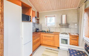 Kjøleskap, mikrobølgeovn, kokeplater og kaffetrakter/tekoker