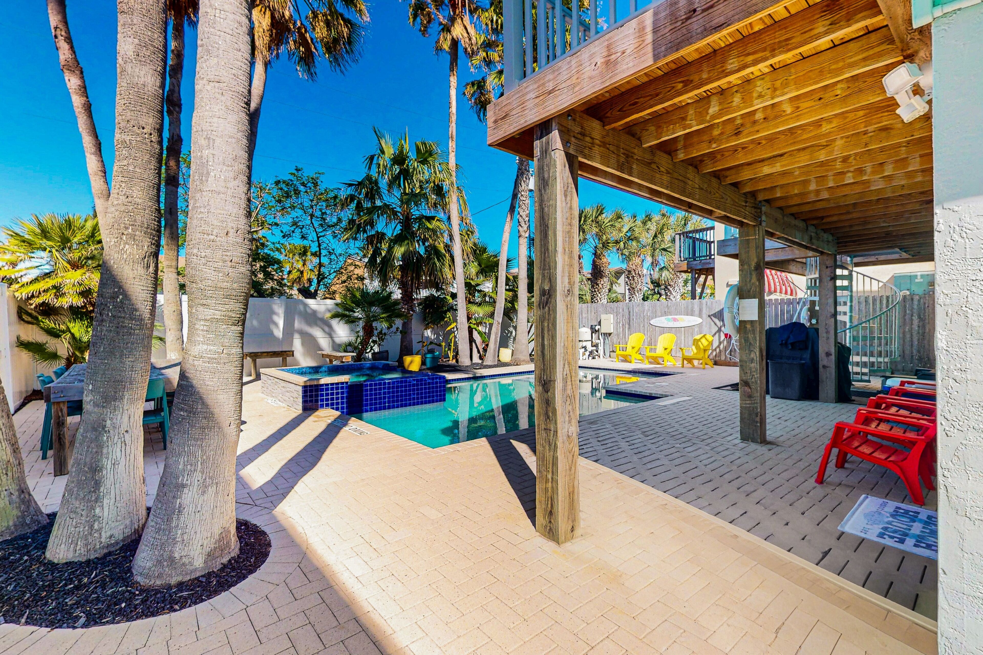 Een binnenzwembad en een verwarmd zwembad