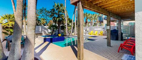 Een binnenzwembad en een verwarmd zwembad