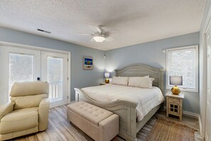2 bedrooms, iron/ironing board, internet, bed sheets - Spacious house w/fenced in backyard, W/D - close to beach & golf (Myrtle Beach)