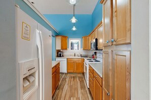Fridge, microwave, oven, stovetop - Spacious house w/fenced in backyard, W/D - close to beach & golf (Myrtle Beach)