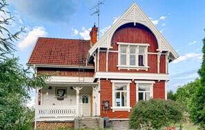 A two-story house with a red facade, white trim, and a tiled roof. - 3 bedroom beautiful home in Slottsbron (Slottsbron)